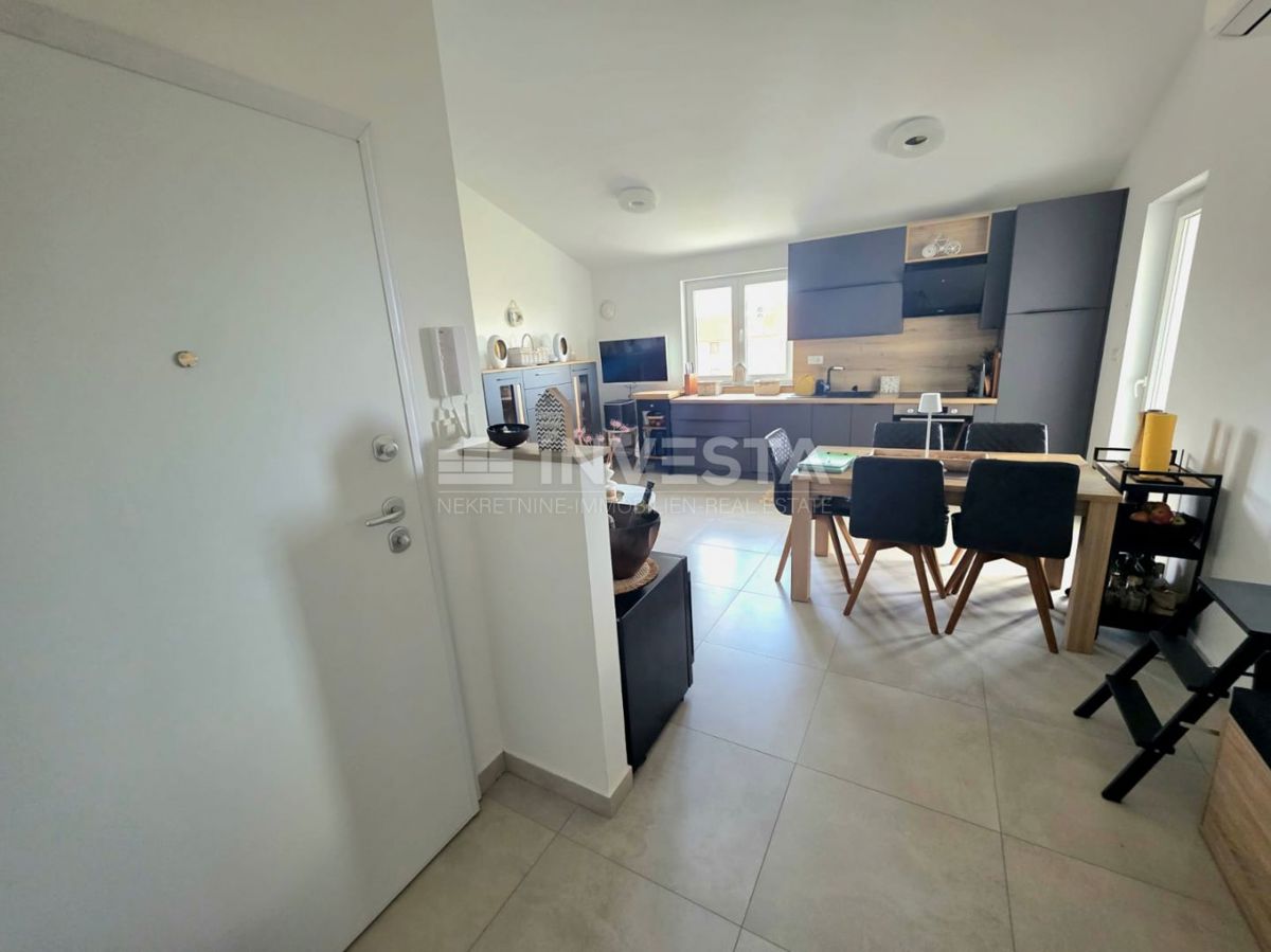 Peroj, kakovostno opremljeno stanovanje z pogledom na morje, 1 km od plaže