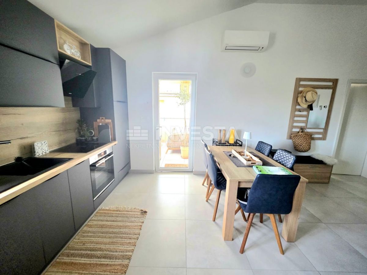 Peroj, kakovostno opremljeno stanovanje z pogledom na morje, 1 km od plaže