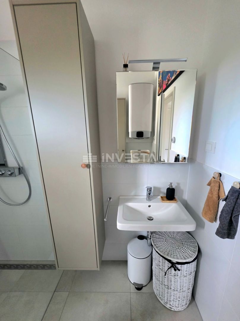 Peroj, kakovostno opremljeno stanovanje z pogledom na morje, 1 km od plaže