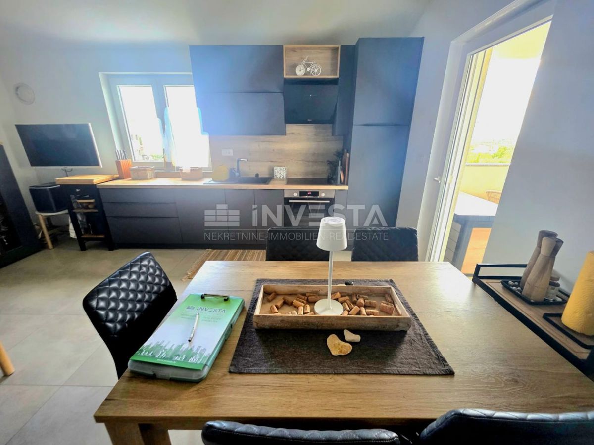 Peroj, kakovostno opremljeno stanovanje z pogledom na morje, 1 km od plaže