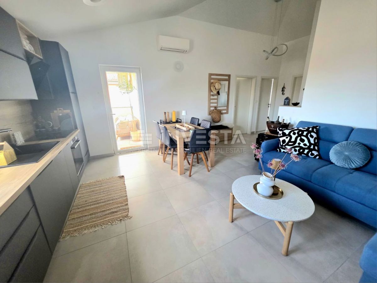 Peroj, kakovostno opremljeno stanovanje z pogledom na morje, 1 km od plaže