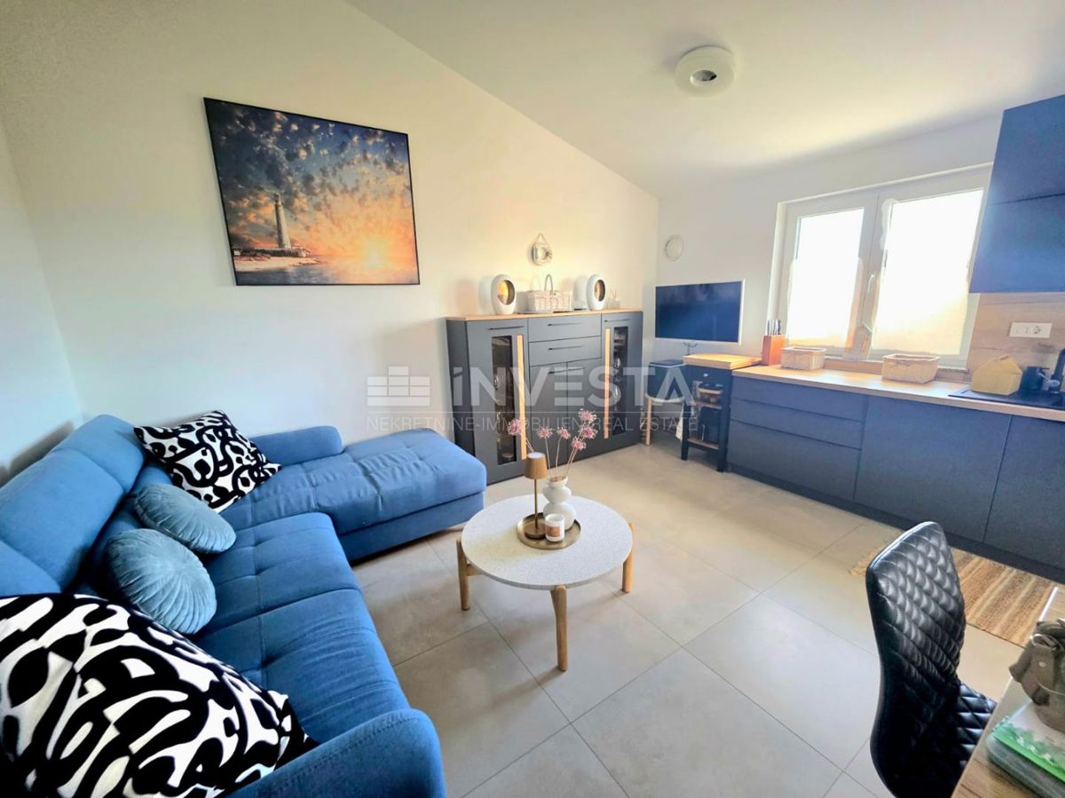 Peroj, kakovostno opremljeno stanovanje z pogledom na morje, 1 km od plaže