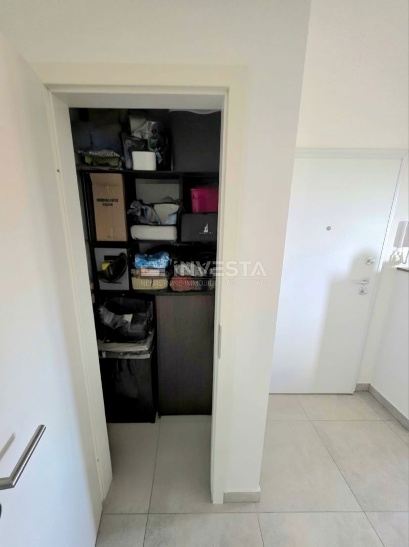 Peroj, kakovostno opremljeno stanovanje z pogledom na morje, 1 km od plaže