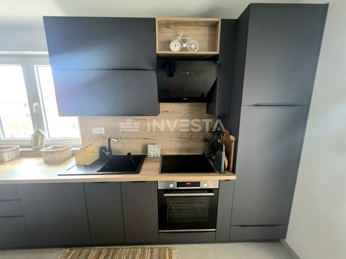 Peroj, kakovostno opremljeno stanovanje z pogledom na morje, 1 km od plaže