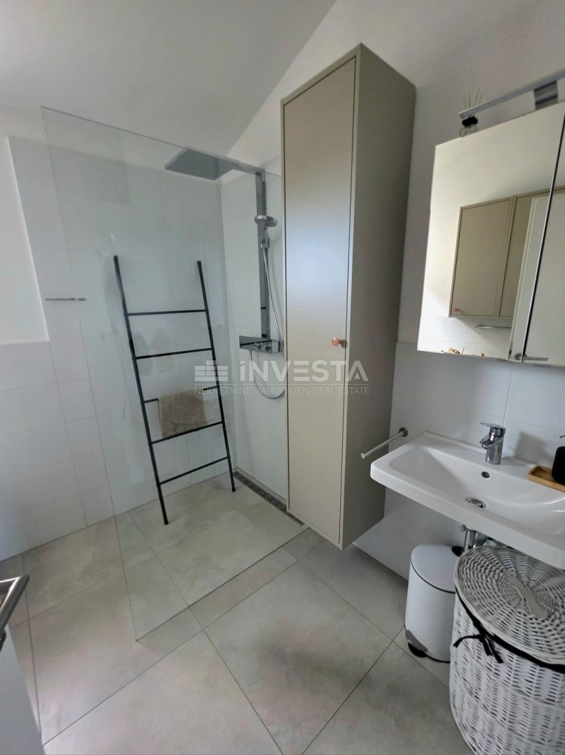 Peroj, kakovostno opremljeno stanovanje z pogledom na morje, 1 km od plaže