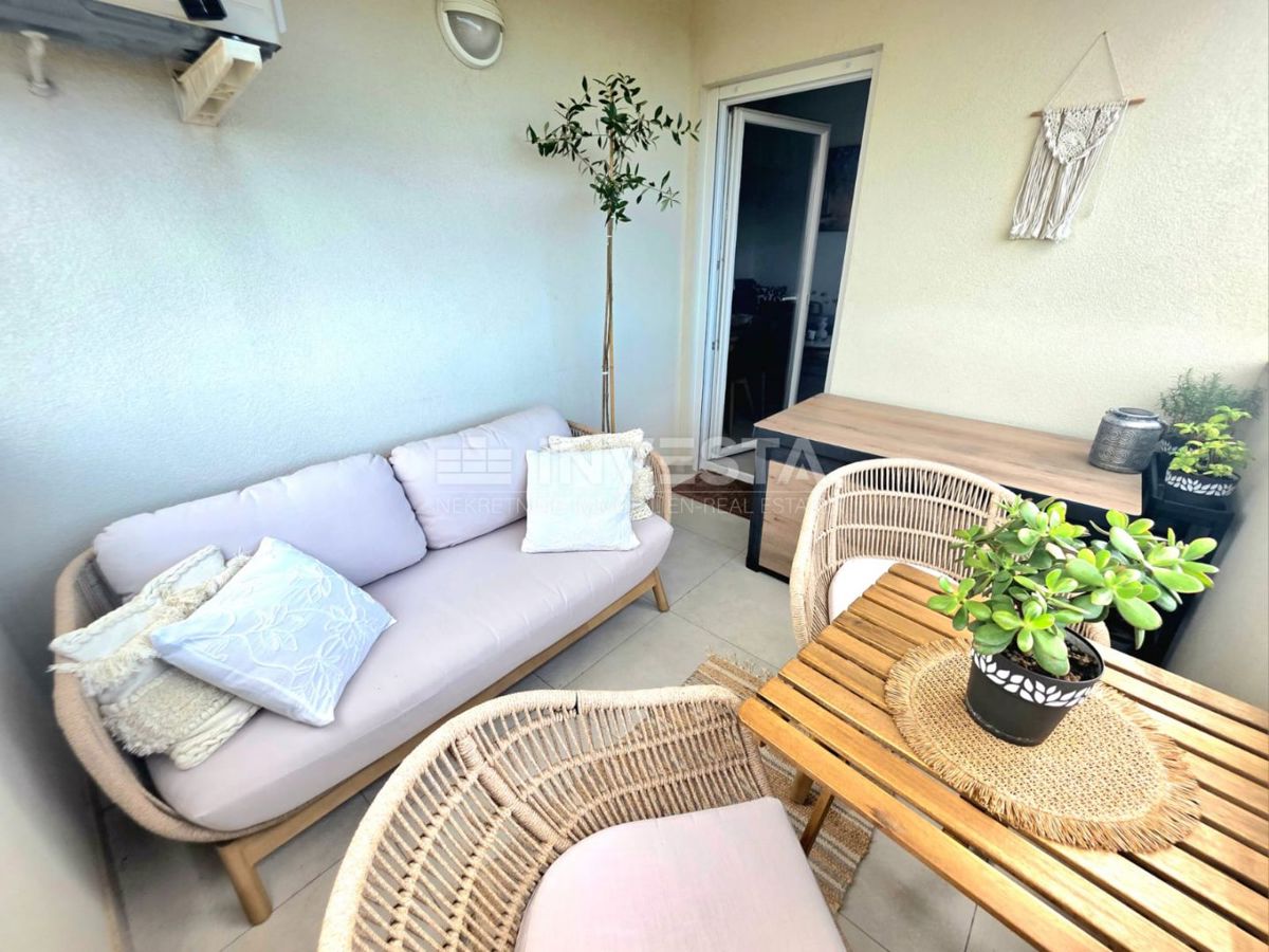 Peroj, kakovostno opremljeno stanovanje z pogledom na morje, 1 km od plaže