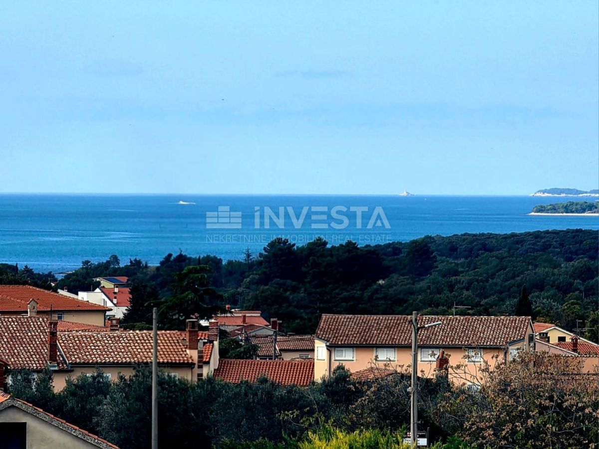 Peroj, kakovostno opremljeno stanovanje z pogledom na morje, 1 km od plaže