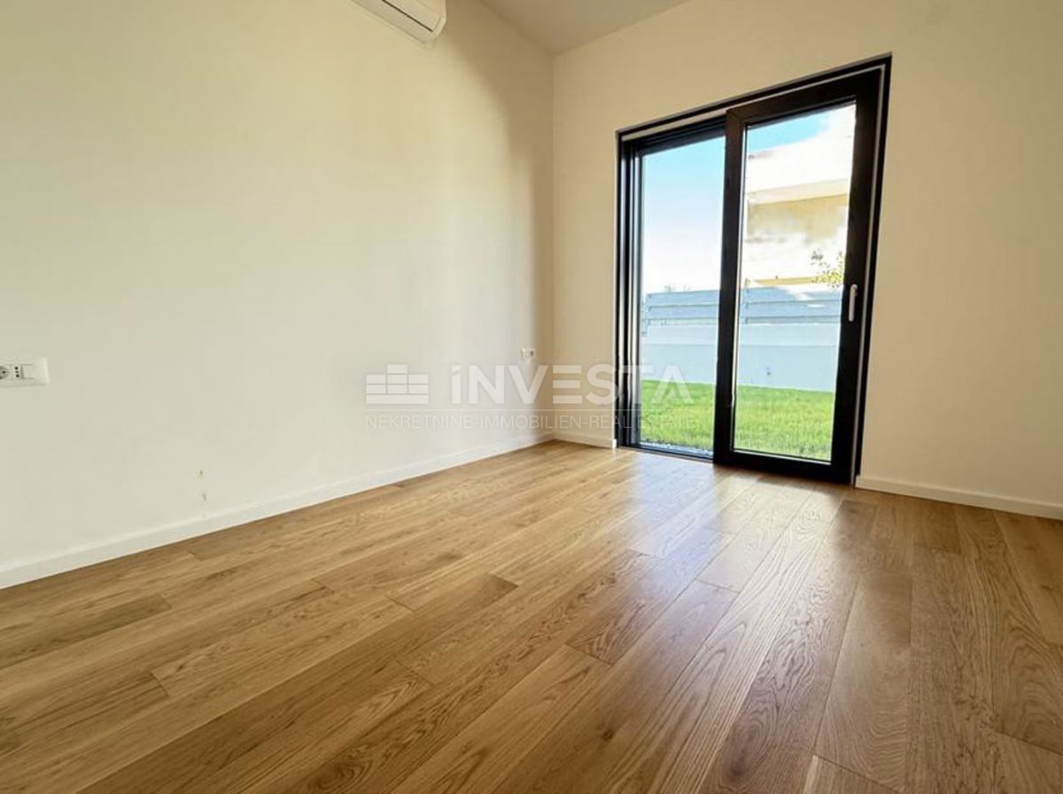 Medulin, Premantura, stanovanje 95 m² z zasebnim bazenom, vrtom in 2 parkirnimi mesti