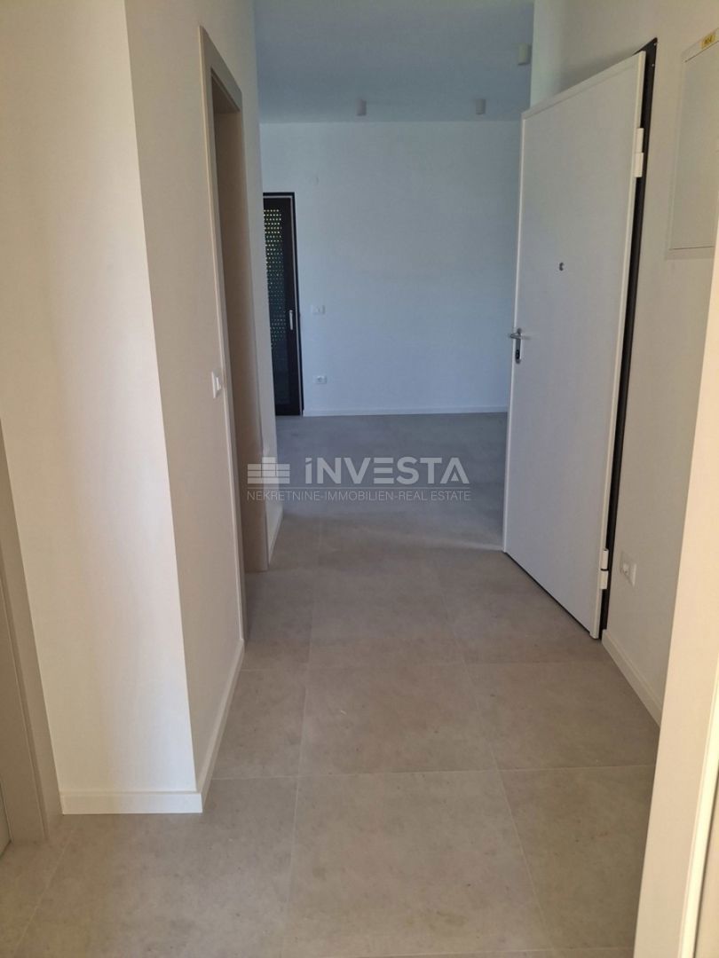 Medulin, Premantura, stanovanje 95 m² z zasebnim bazenom, vrtom in 2 parkirnimi mesti