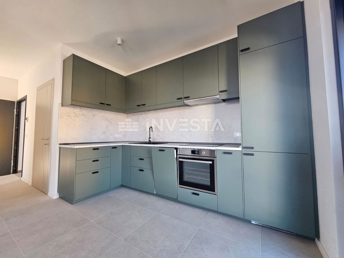 Medulin, Premantura, stanovanje 95 m² z zasebnim bazenom, vrtom in 2 parkirnimi mesti