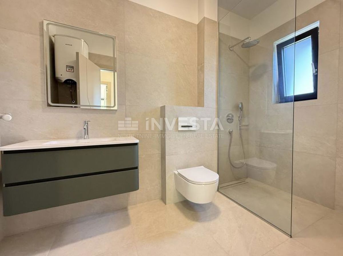 Medulin, Premantura, stanovanje 95 m² z zasebnim bazenom, vrtom in 2 parkirnimi mesti