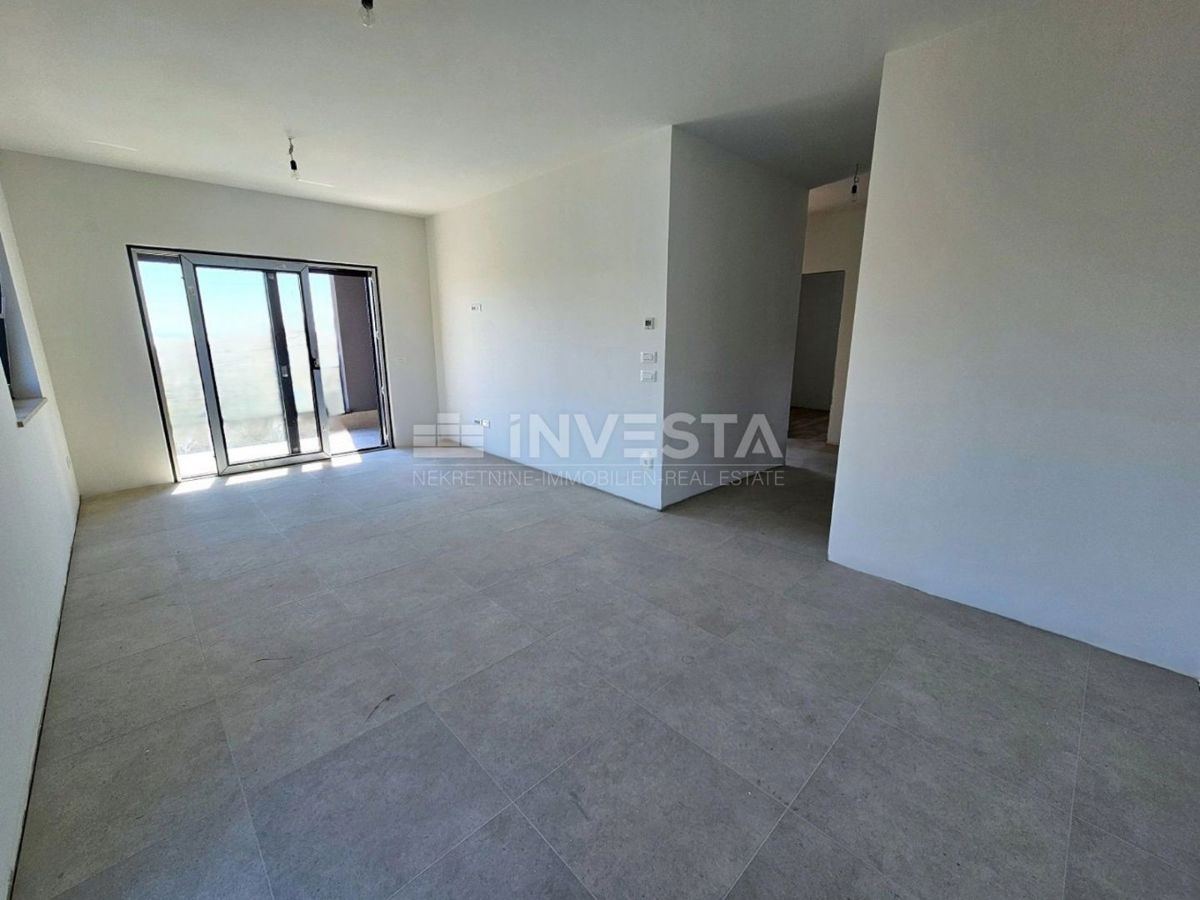 Medulin, Premantura, stanovanje 95 m² z zasebnim bazenom, vrtom in 2 parkirnimi mesti