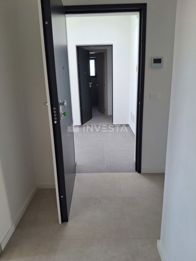 Medulin, Premantura, stanovanje 95 m² z zasebnim bazenom, vrtom in 2 parkirnimi mesti