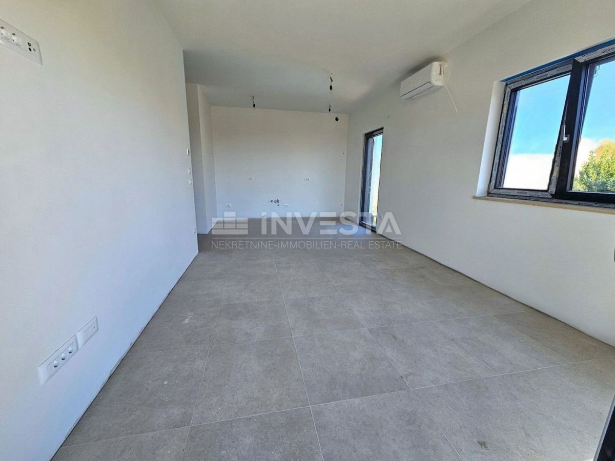 Medulin, Premantura, stanovanje 95 m² z zasebnim bazenom, vrtom in 2 parkirnimi mesti