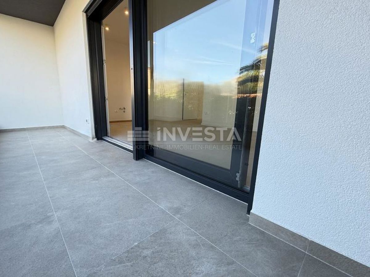 Medulin, Premantura, stanovanje 95 m² z zasebnim bazenom, vrtom in 2 parkirnimi mesti