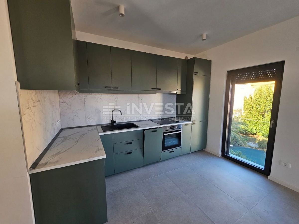 Medulin, Premantura, stanovanje 95 m² z zasebnim bazenom, vrtom in 2 parkirnimi mesti