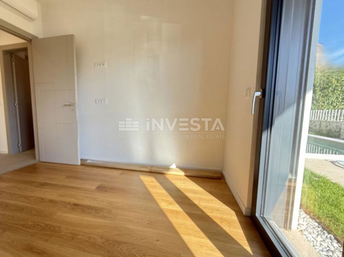 Medulin, Premantura, stanovanje 95 m² z zasebnim bazenom, vrtom in 2 parkirnimi mesti