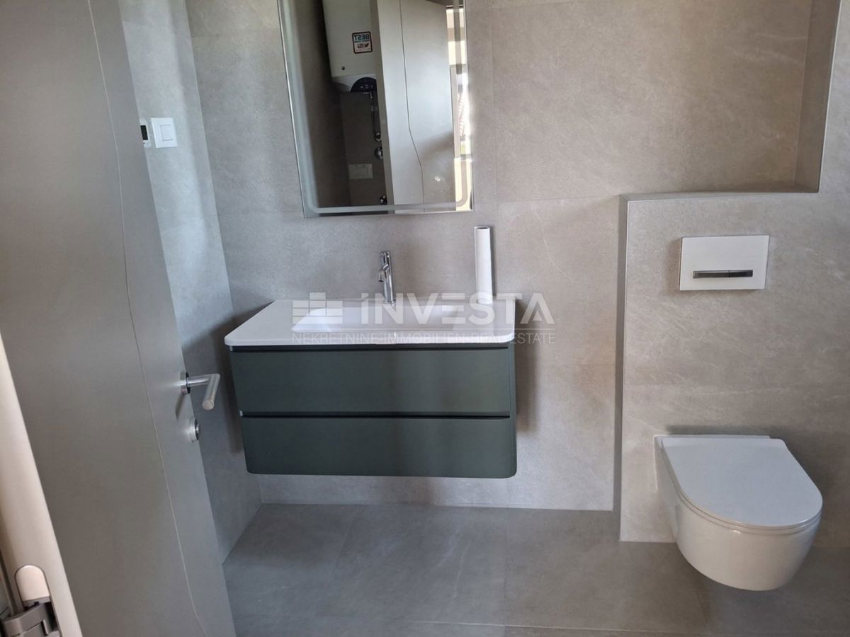 Medulin, Premantura, stanovanje 95 m² z zasebnim bazenom, vrtom in 2 parkirnimi mesti