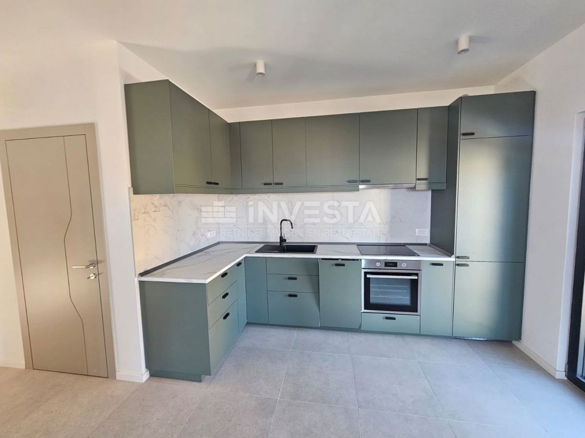 Medulin, Premantura, stanovanje 95 m² z zasebnim bazenom, vrtom in 2 parkirnimi mesti