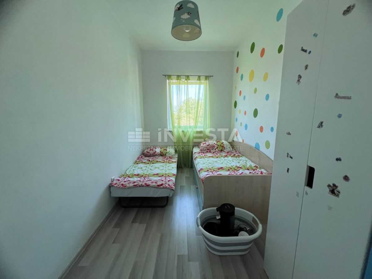 Pulj, Veli Vrh, dvosobno stanovanje z garažo na mirni lokaciji