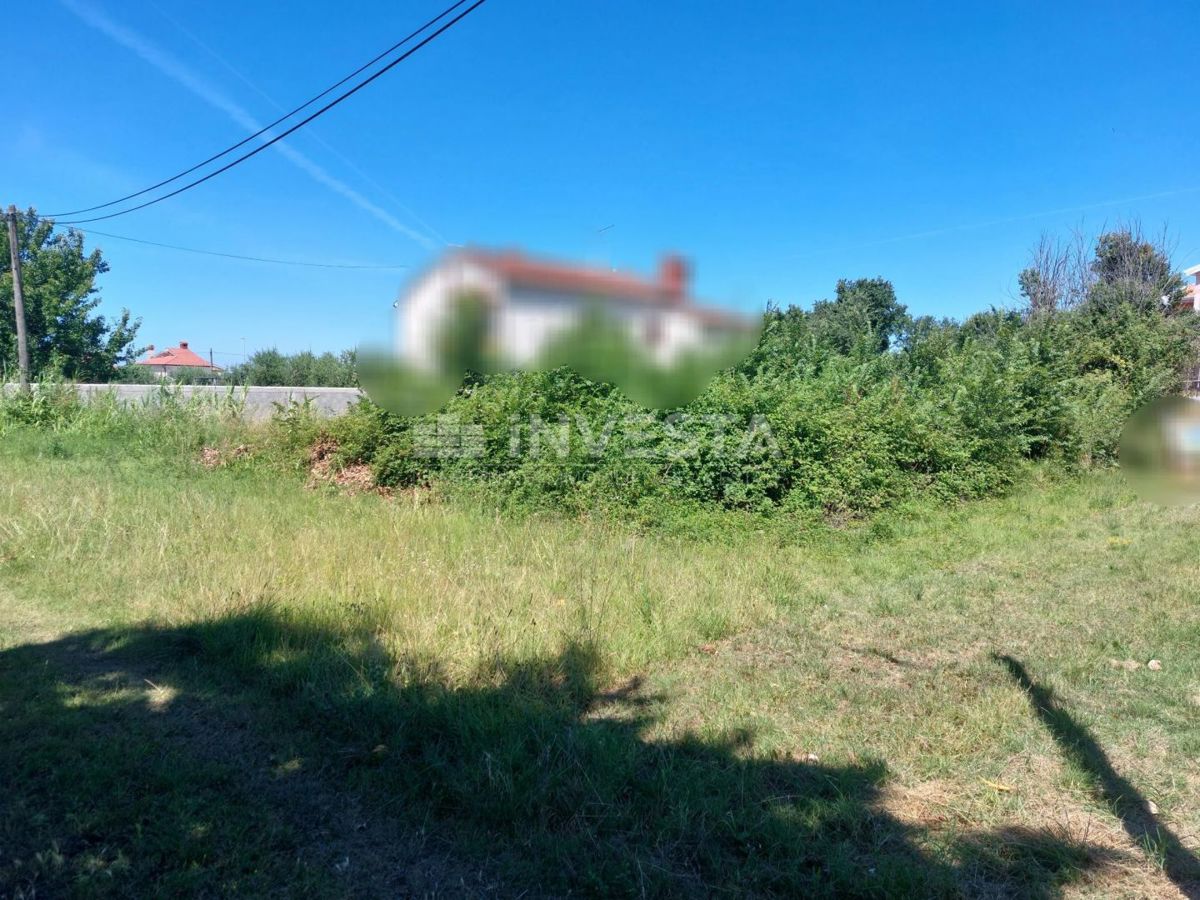 Gradbena Zemljišča 1.175 m² v Taru