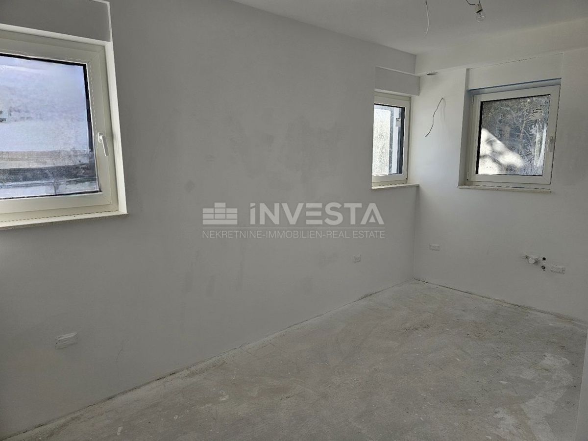 Pula, stanovanje novogradnja, 1. nadstropje, 95 m2, 2 spalnici + 2 kopalnici + WC + vrt + parking