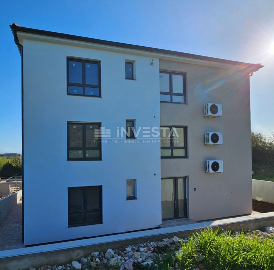 Pula, stanovanje novogradnja, 1. nadstropje, 95 m2, 2 spalnici + 2 kopalnici + WC + vrt + parking