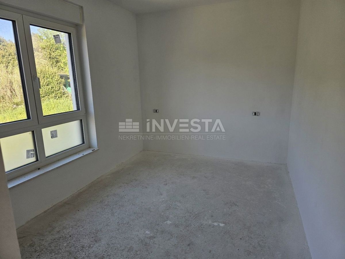 Pula, stanovanje novogradnja, 1. nadstropje, 95 m2, 2 spalnici + 2 kopalnici + WC + vrt + parking