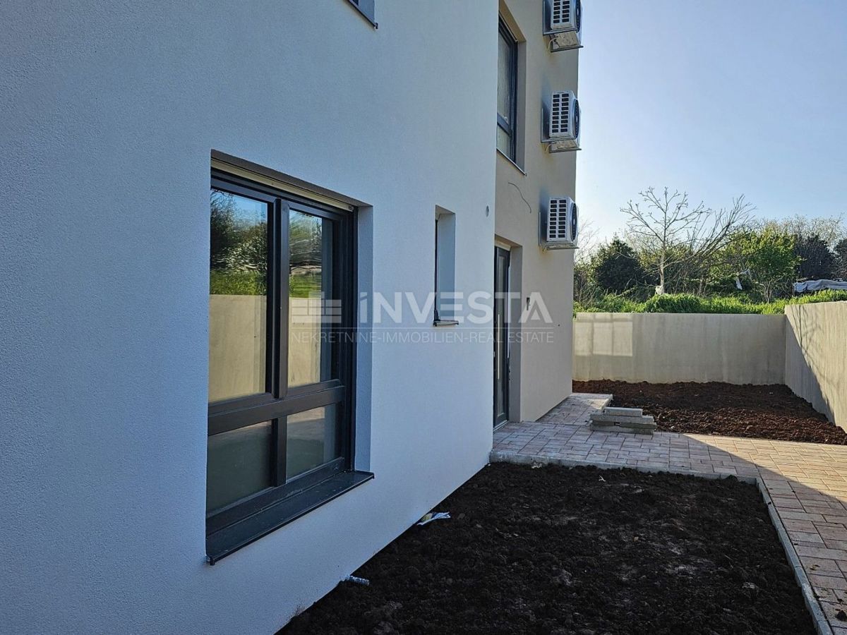 Pula, stanovanje novogradnja, 1. nadstropje, 95 m2, 2 spalnici + 2 kopalnici + WC + vrt + parking
