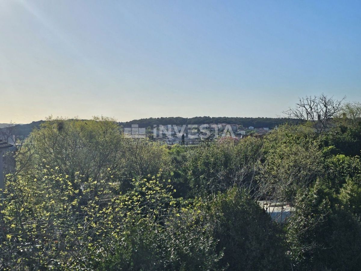 Pula, stanovanje novogradnja, 1. nadstropje, 95 m2, 2 spalnici + 2 kopalnici + WC + vrt + parking