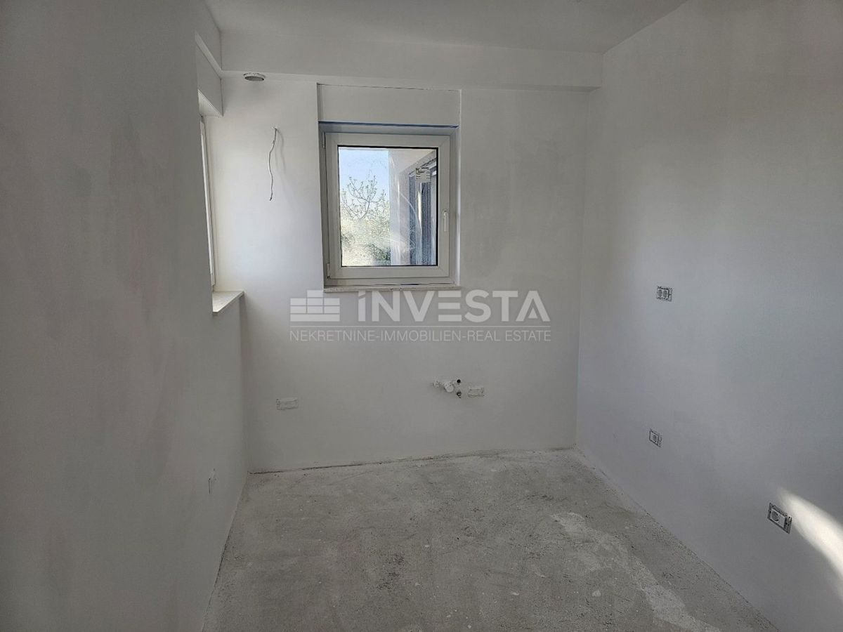 Pula, stanovanje novogradnja, 1. nadstropje, 95 m2, 2 spalnici + 2 kopalnici + WC + vrt + parking