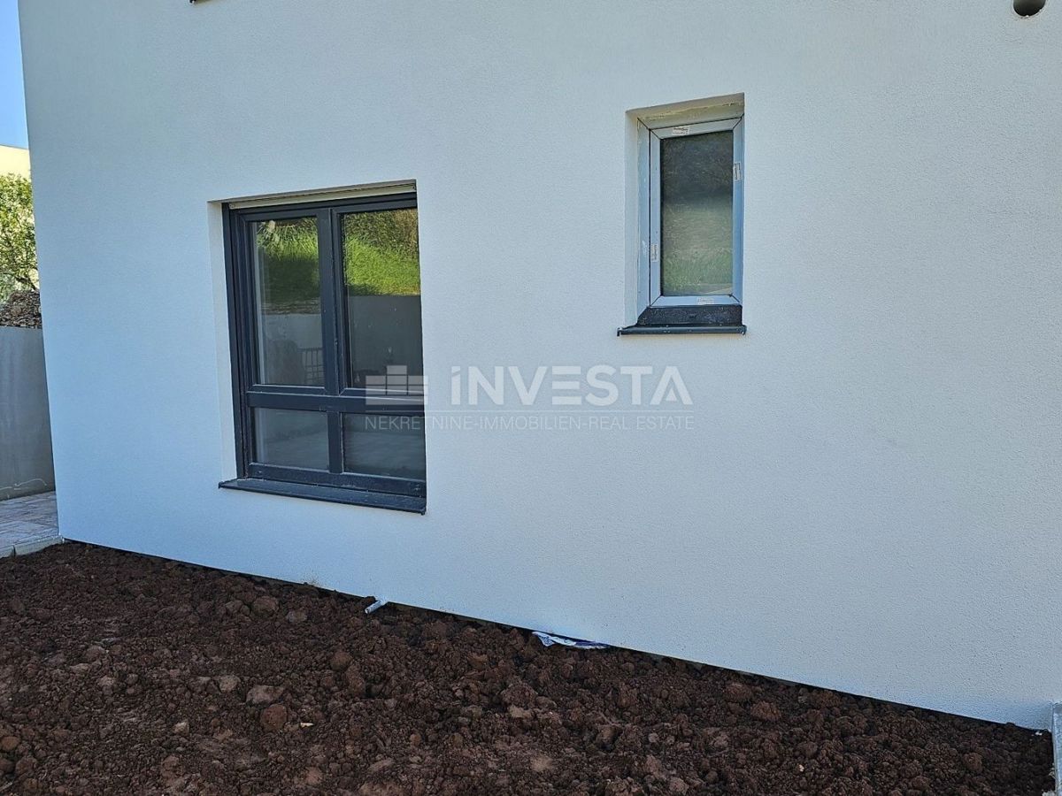 Pula, stanovanje novogradnja, 1. nadstropje, 95 m2, 2 spalnici + 2 kopalnici + WC + vrt + parking