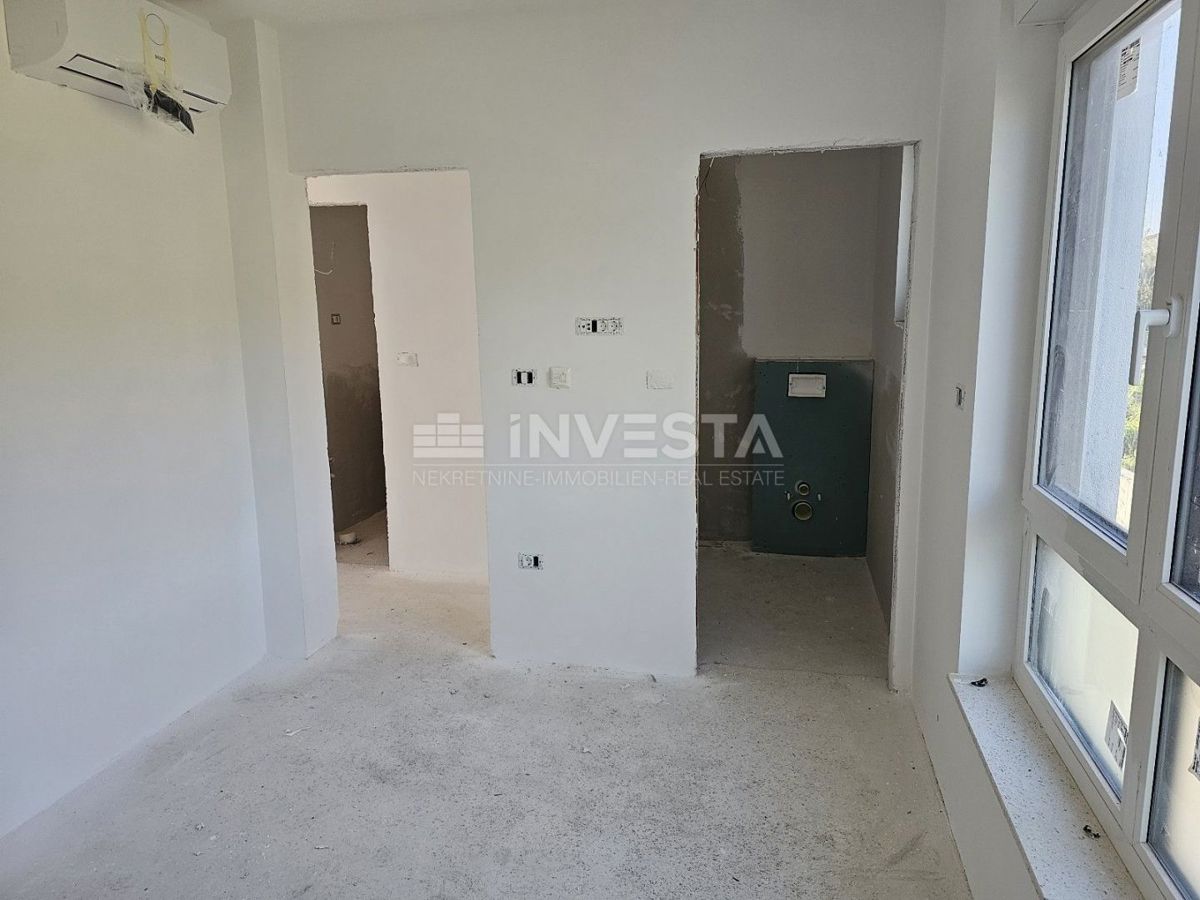 Pula, stanovanje novogradnja, 1. nadstropje, 95 m2, 2 spalnici + 2 kopalnici + WC + vrt + parking