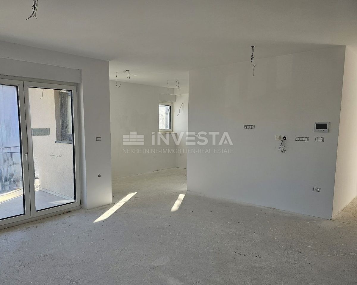 Pula, stanovanje novogradnja, 1. nadstropje, 95 m2, 2 spalnici + 2 kopalnici + WC + vrt + parking