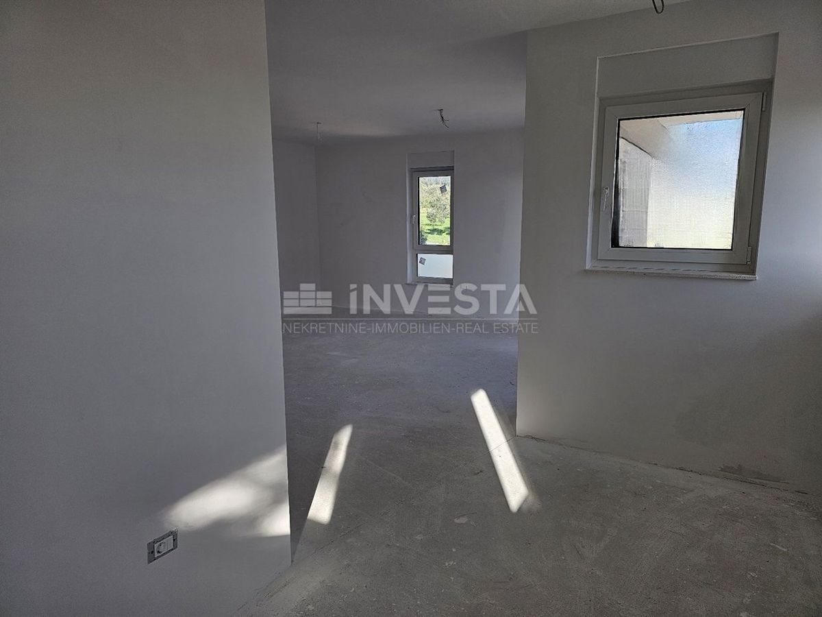 Pula, stanovanje novogradnja, 1. nadstropje, 95 m2, 2 spalnici + 2 kopalnici + WC + vrt + parking