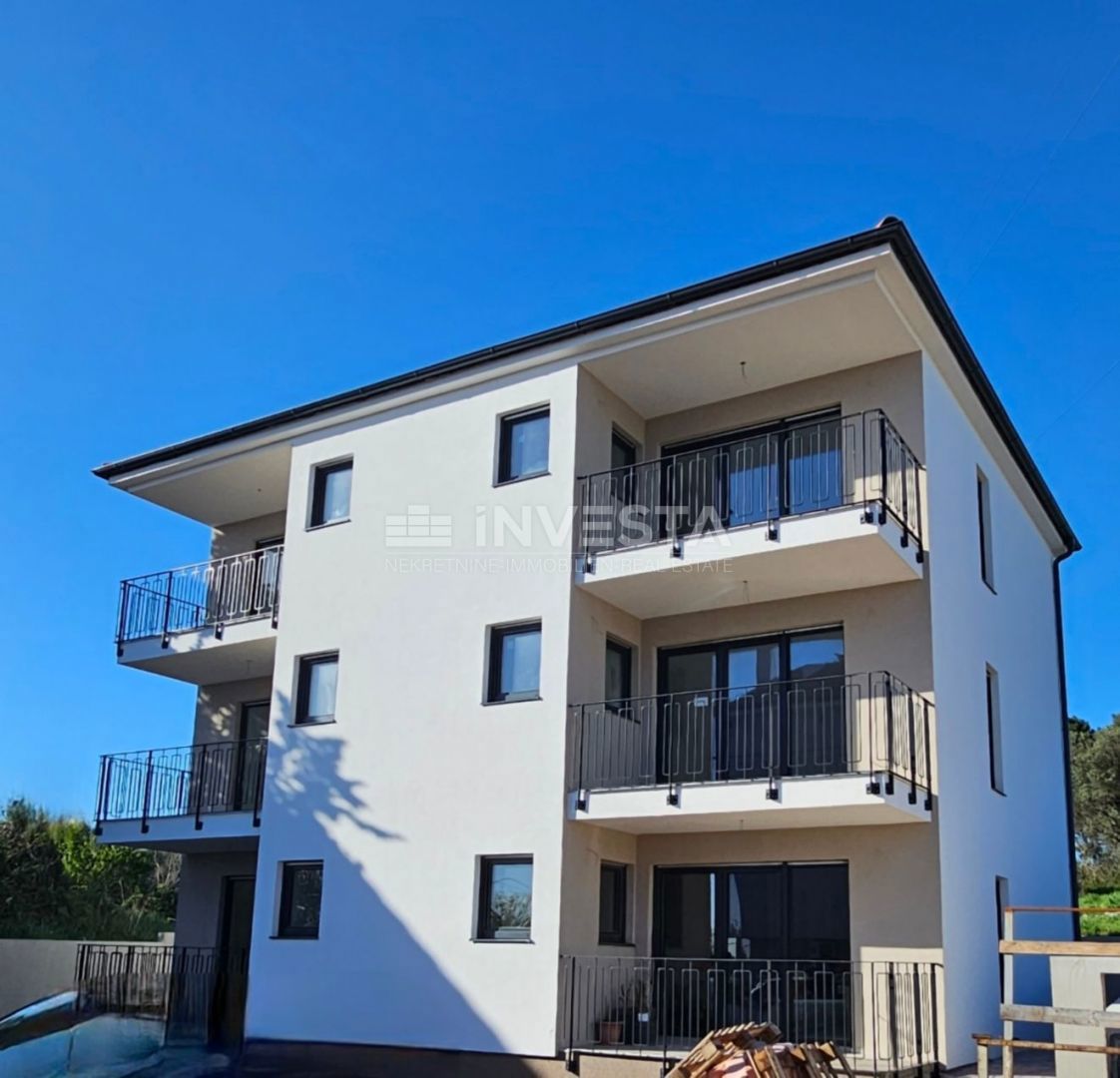 Pula, stanovanje novogradnja, 1. nadstropje, 95 m2, 2 spalnici + 2 kopalnici + WC + vrt + parking