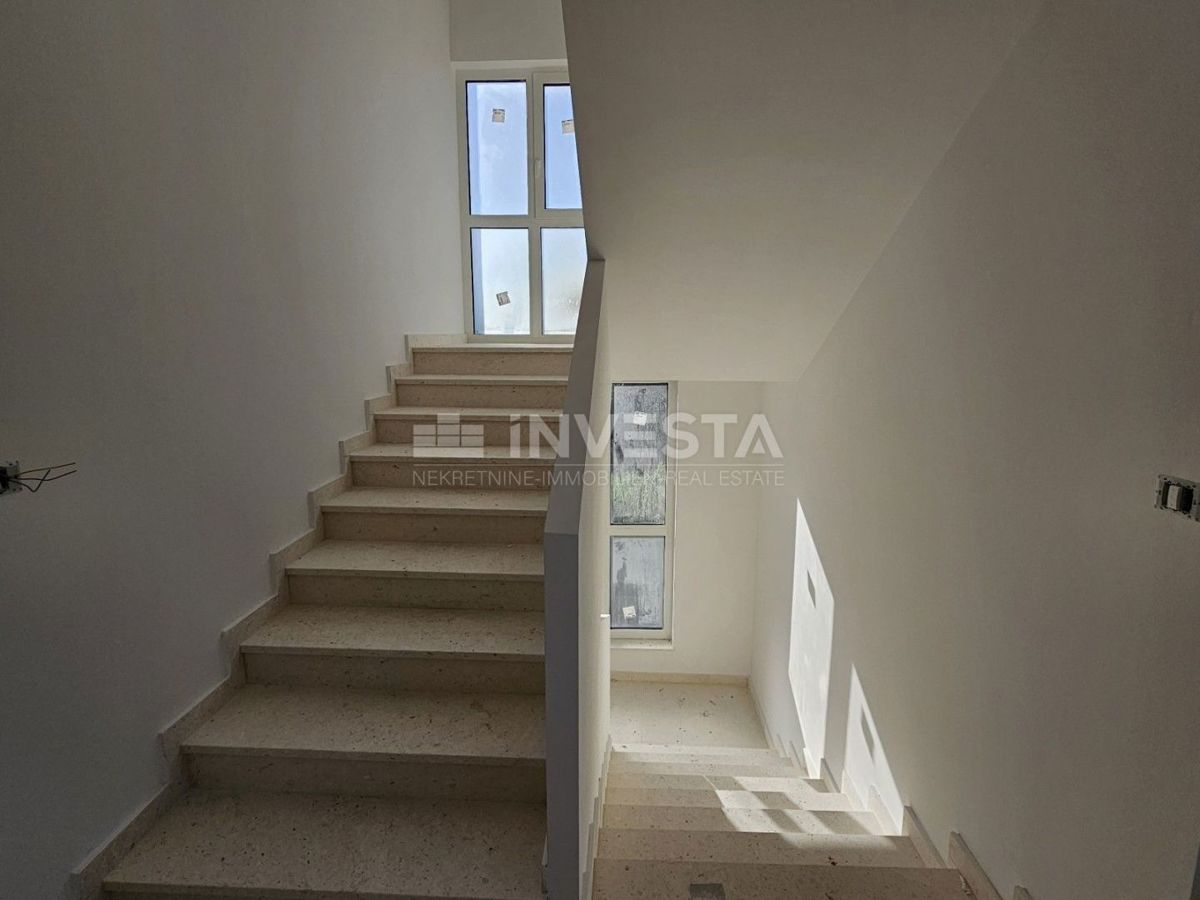 Pula, stanovanje novogradnja, 1. nadstropje, 95 m2, 2 spalnici + 2 kopalnici + WC + vrt + parking