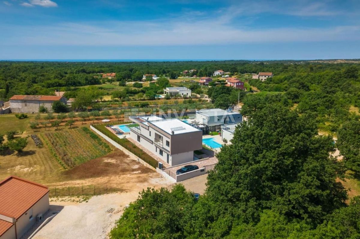 Okolica Svetvinčenta, novo zgrajena luksuzna vila s ogrevanim bazenom
