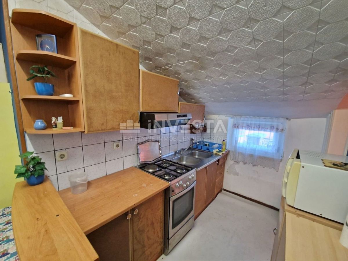 Pula, prostorno trisobno stanovanje s potencialom v starem mestnem jedru
