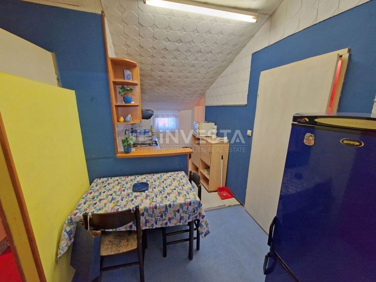 Pula, prostorno trisobno stanovanje s potencialom v starem mestnem jedru