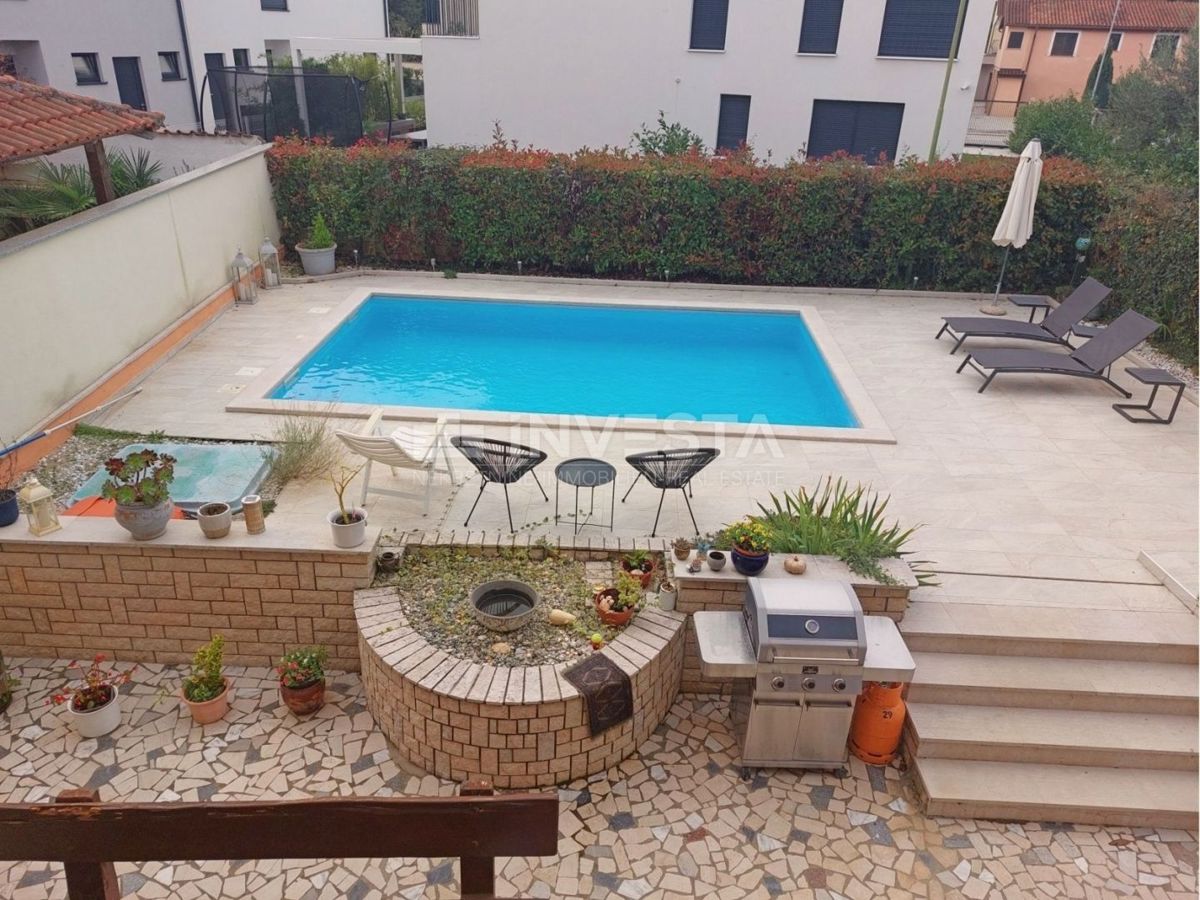 Poreč, hiša s 4 apartmaji in bazenom, pogled na morje, TOP lokacija