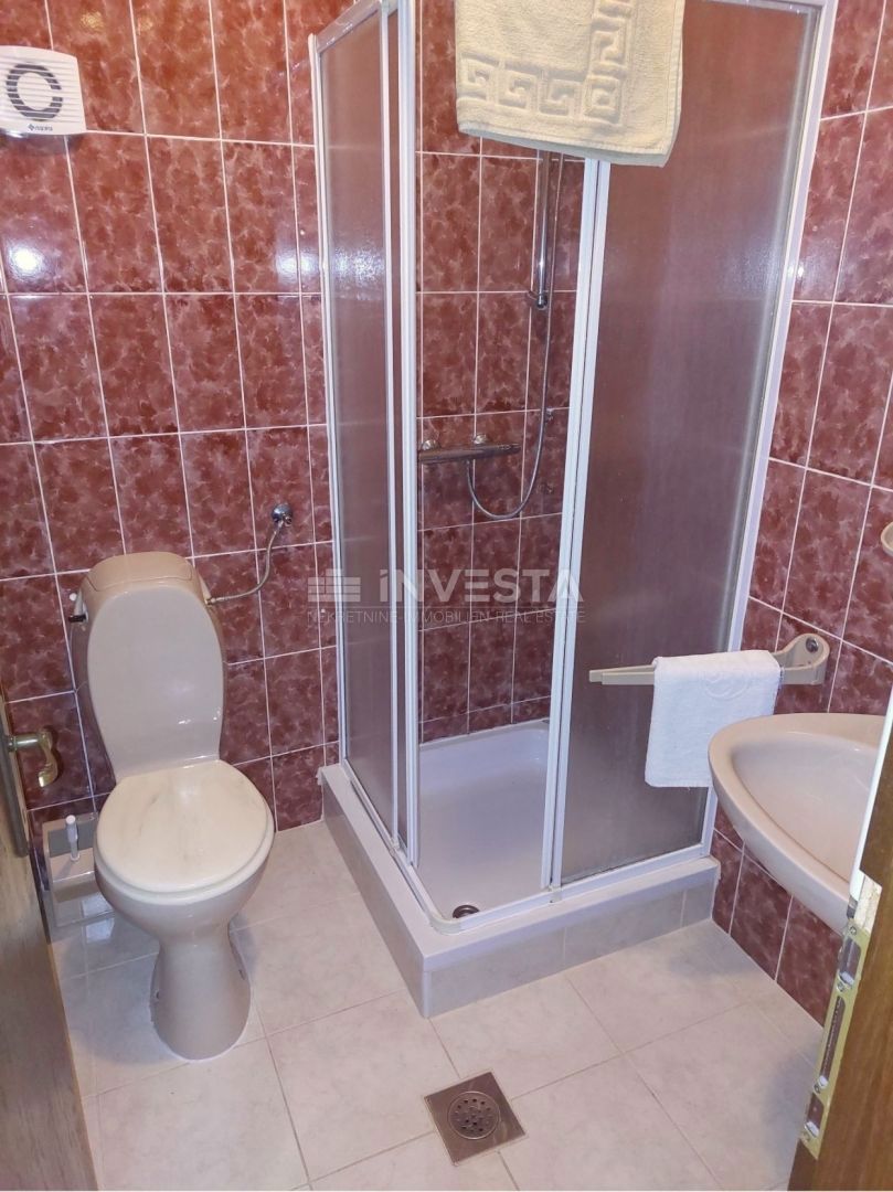 Poreč, hiša s 4 apartmaji in bazenom, pogled na morje, TOP lokacija