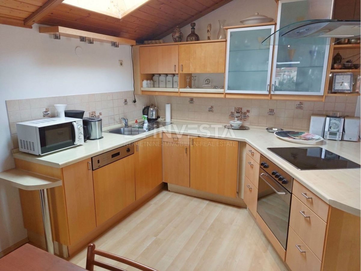 Poreč, hiša s 4 apartmaji in bazenom, pogled na morje, TOP lokacija