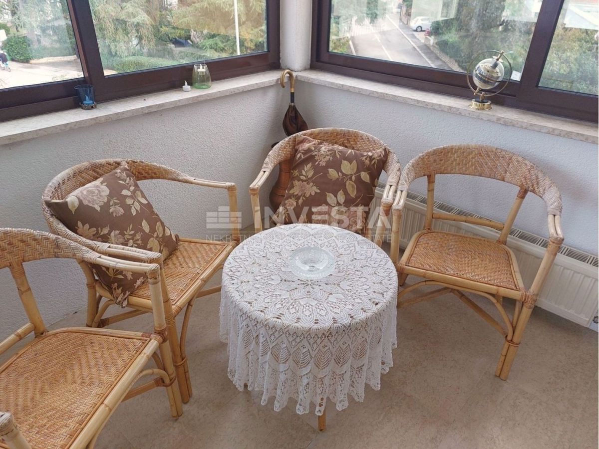 Poreč, hiša s 4 apartmaji in bazenom, pogled na morje, TOP lokacija