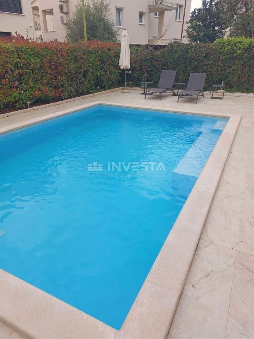 Poreč, hiša s 4 apartmaji in bazenom, pogled na morje, TOP lokacija