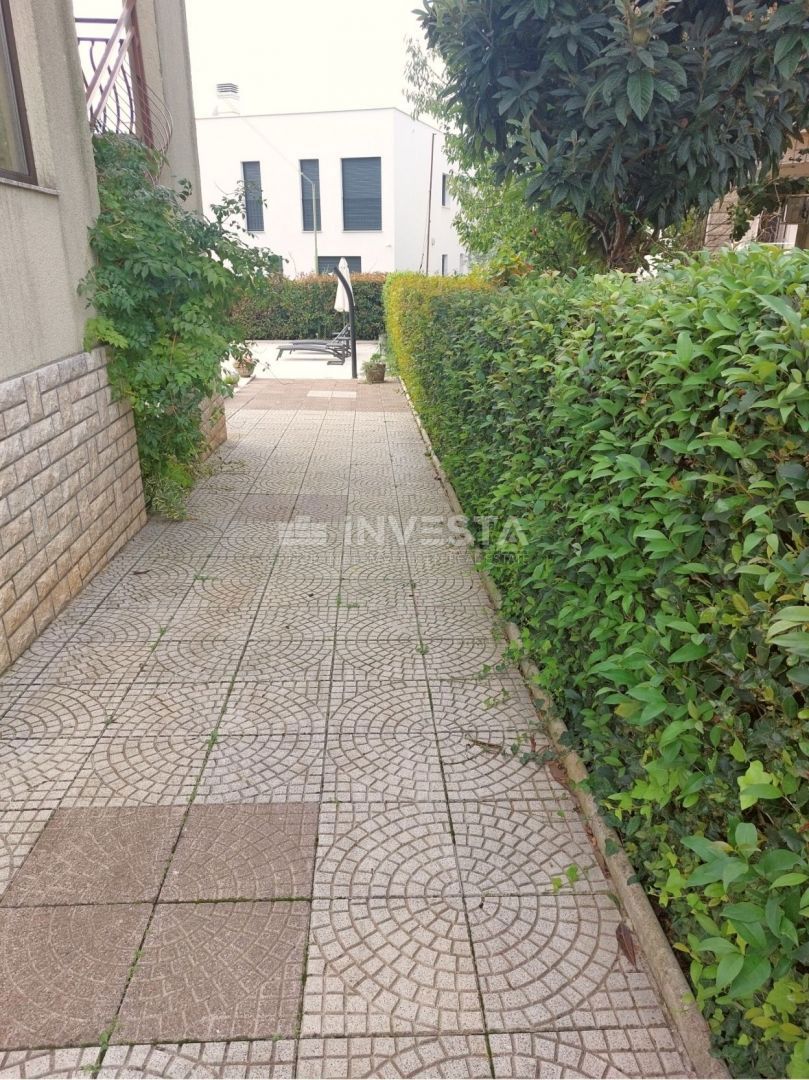 Poreč, hiša s 4 apartmaji in bazenom, pogled na morje, TOP lokacija