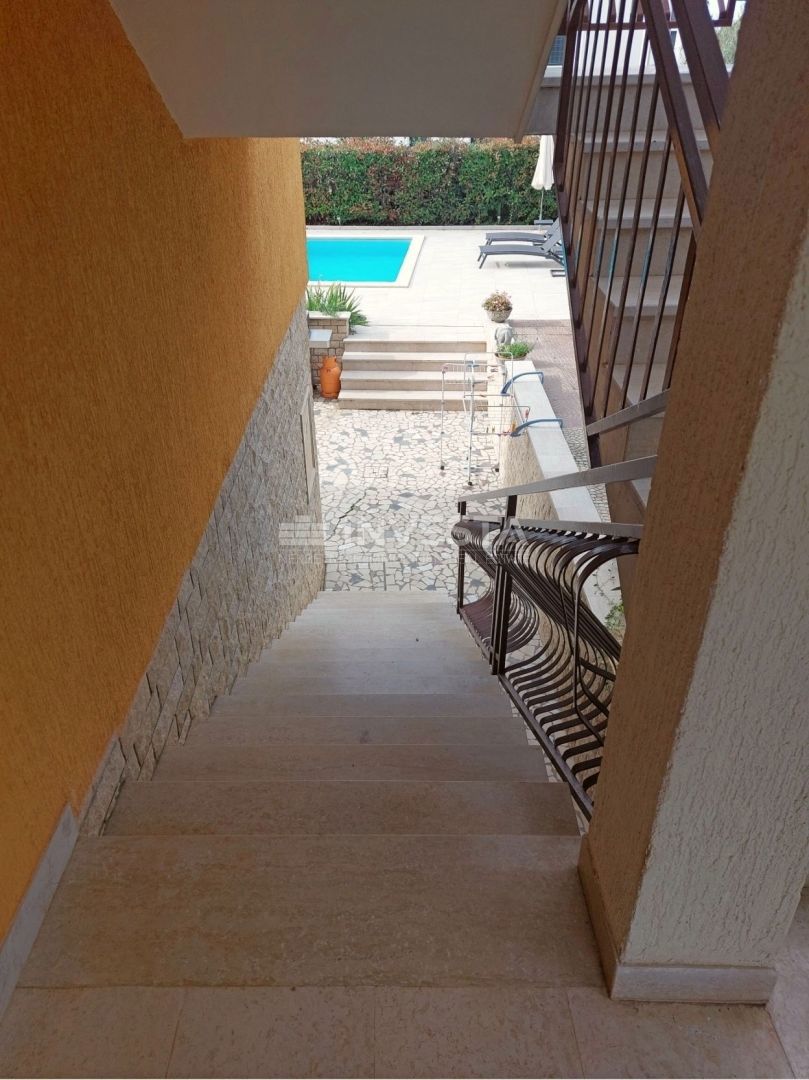 Poreč, hiša s 4 apartmaji in bazenom, pogled na morje, TOP lokacija