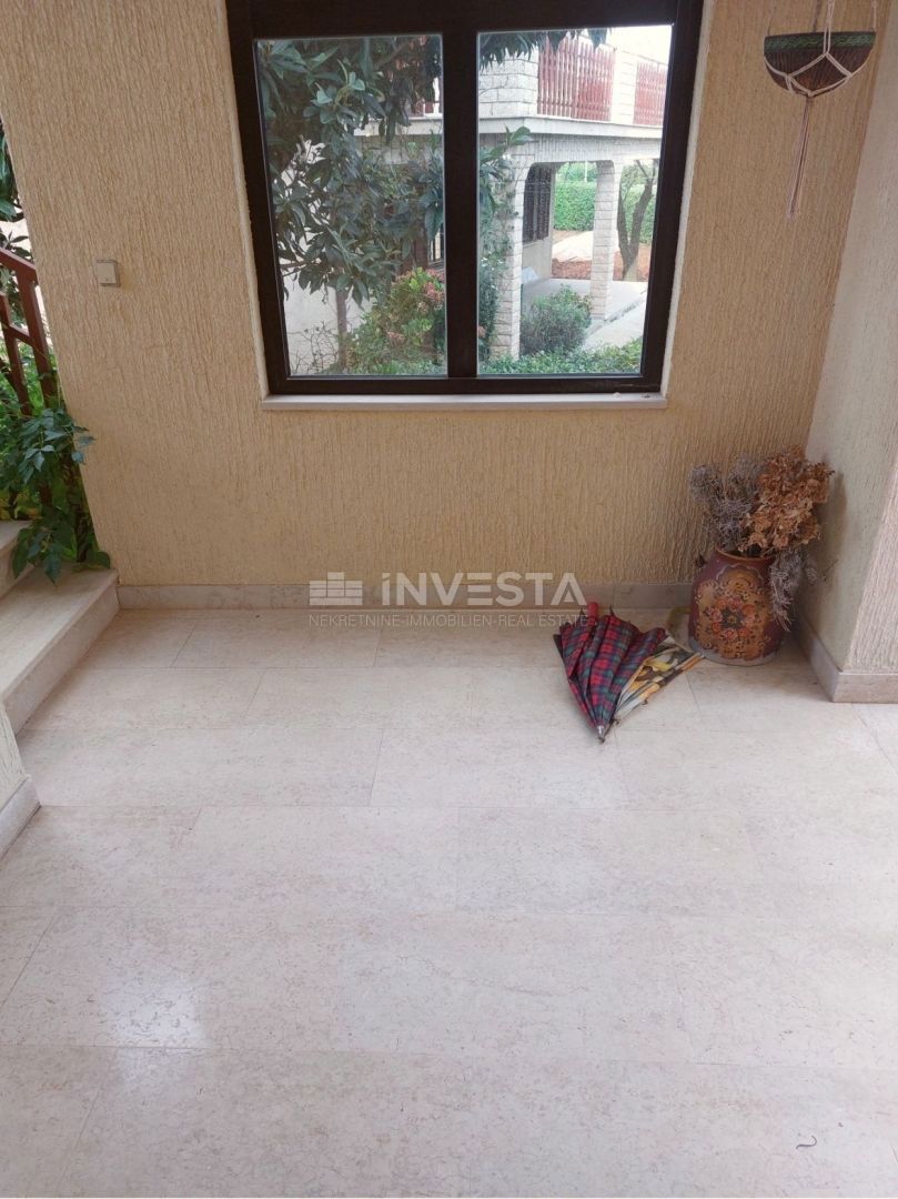 Poreč, hiša s 4 apartmaji in bazenom, pogled na morje, TOP lokacija