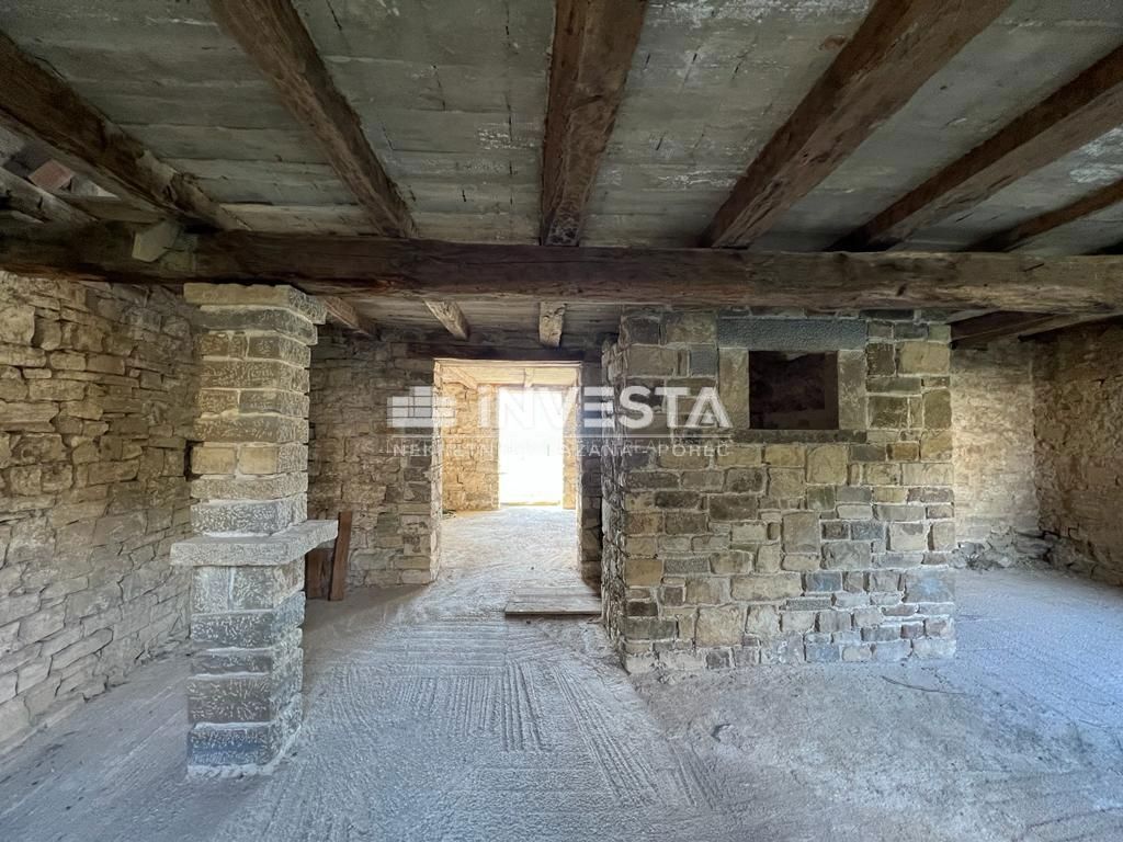 Okolica Motovuna, edinstvena istrska kamnita hiša s čudovitim razgledom