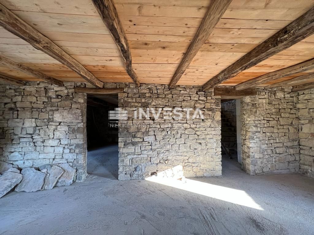 Okolica Motovuna, edinstvena istrska kamnita hiša s čudovitim razgledom
